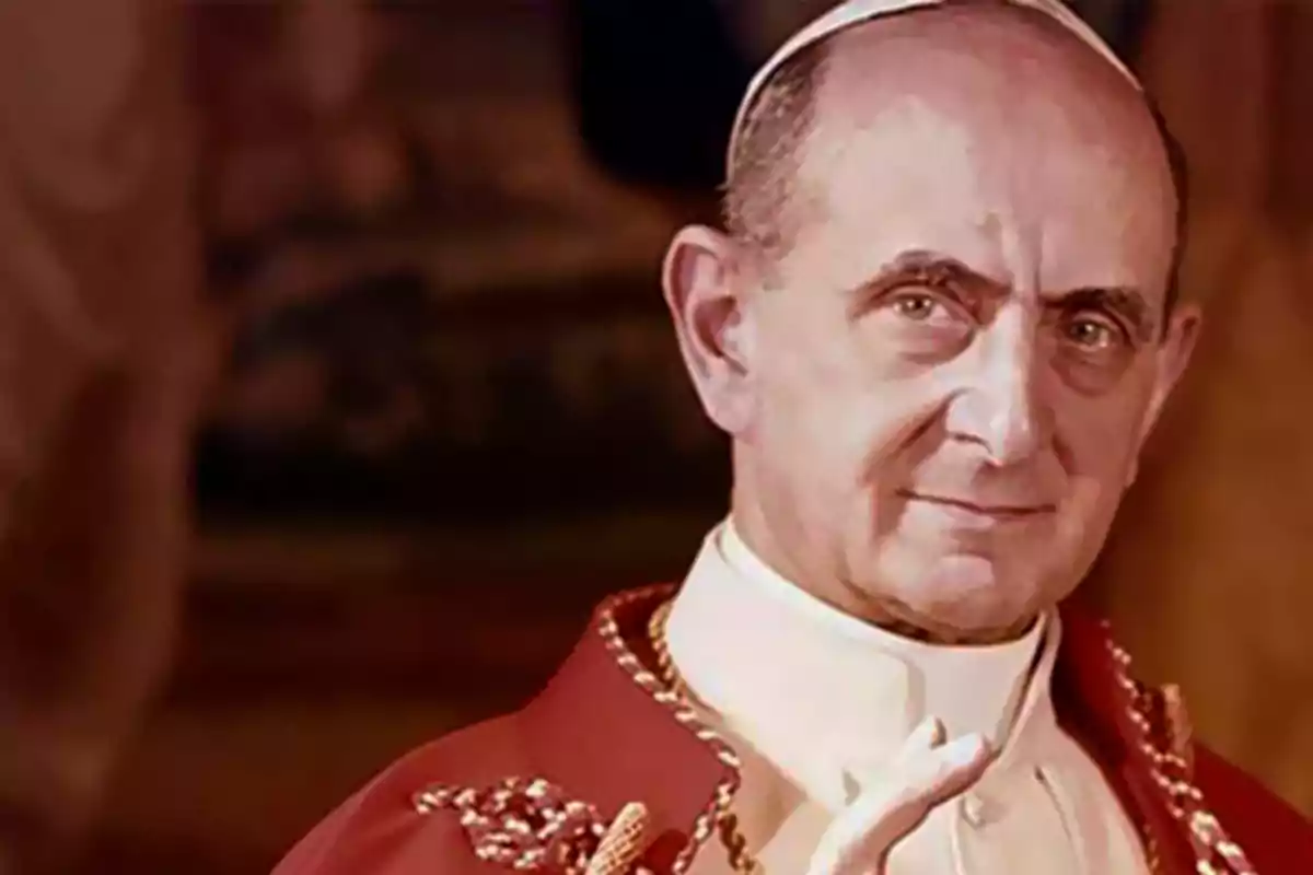 Un líder religiós amb vestimenta cerimonial i un gest de benedicció. Un líder religiós amb vestimenta cerimonial i un gest de benedicció.