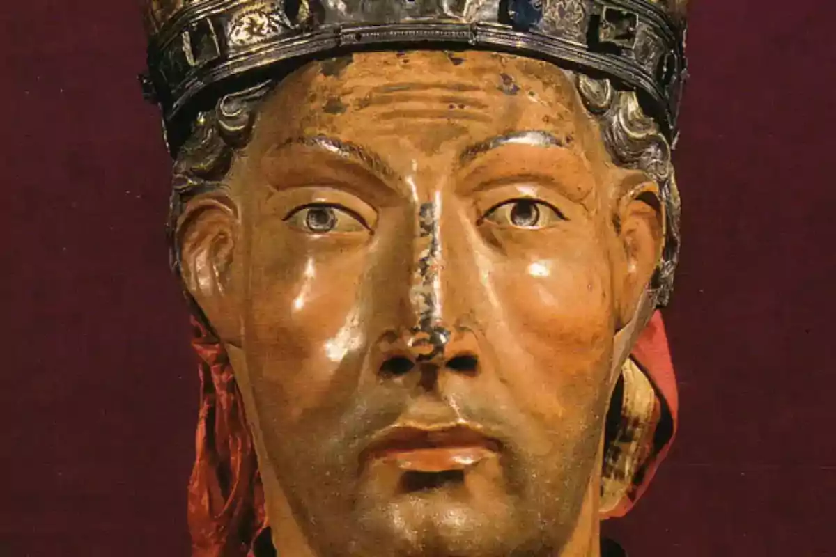 Escultura d'un rostre amb una corona i expressió seriosa.