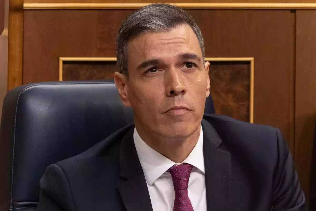 Pedro Sánchez al seu escó del Congrés mirant cap al sostre amb cara de preocupació