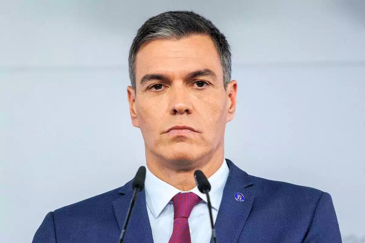 Primer pla del polític del PSOE Pedro Sánchez amb rostre visiblement seriós
