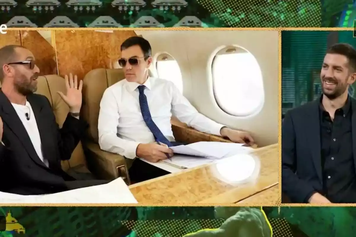 Jorge Ponce i Pedro Sánchez conversen a l'interior d'un avió privat mentre David Broncano somriu en un requadre al costat dret de la imatge. Jorge Ponce i Pedro Sánchez conversen a l'interior d'un avió privat mentre David Broncano somriu en un requadre al costat dret de la imatge.