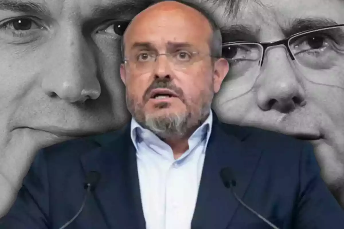 Home calb amb barba i ulleres parlant davant de dues cares en blanc i negre de fons