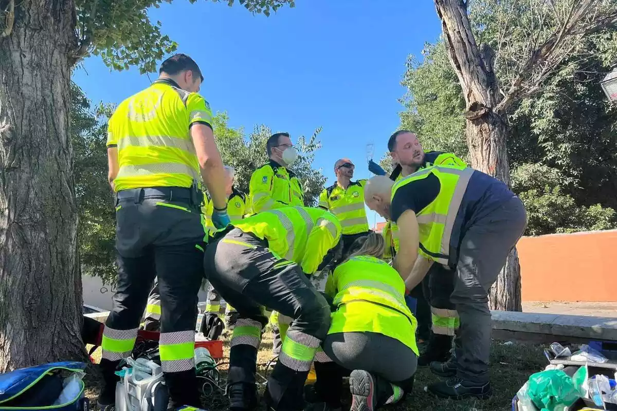 Sanitaris d'emergències Madrid atenent una víctima
