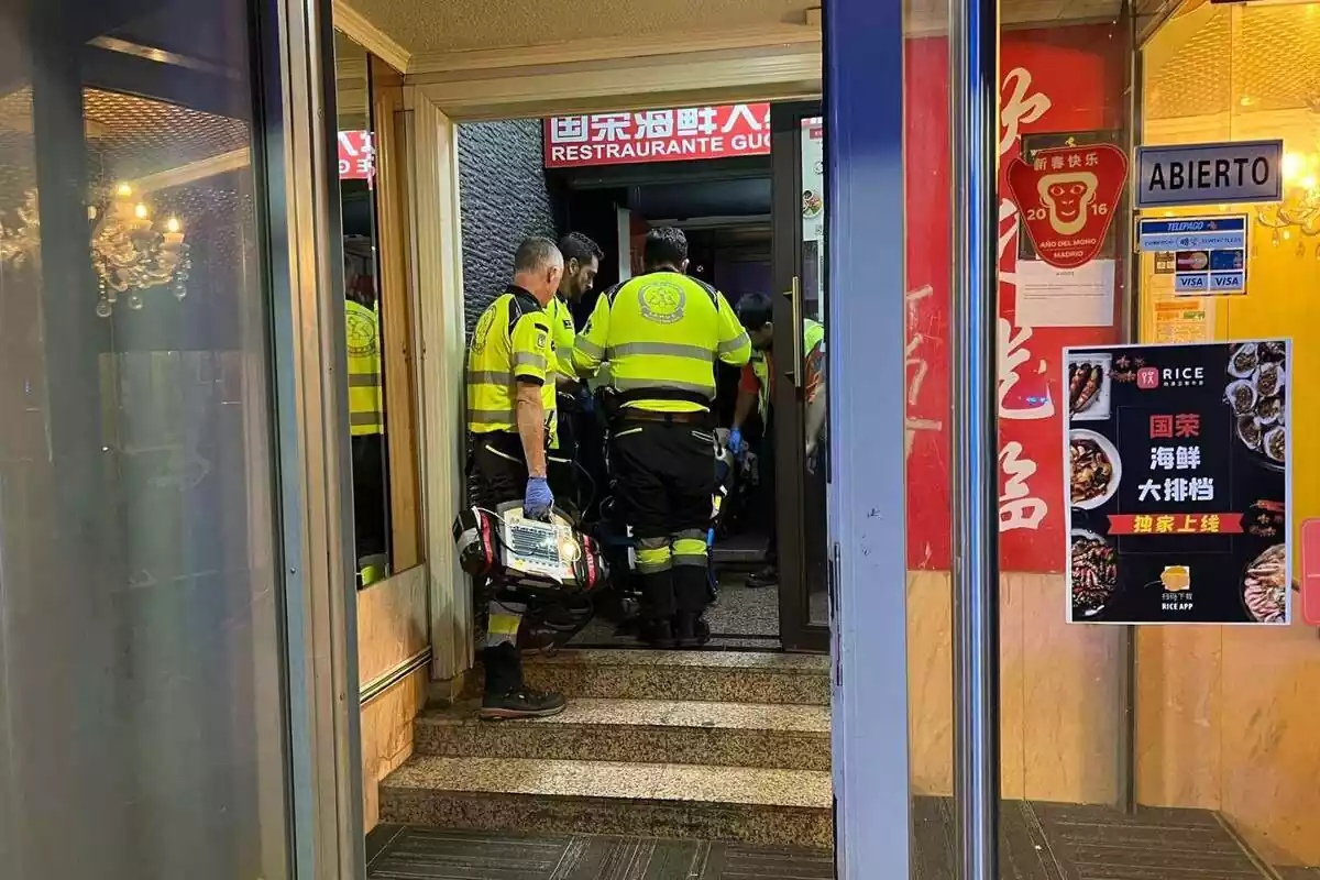 Emergències Madrid traient una víctima d'un tiroteig d'un local