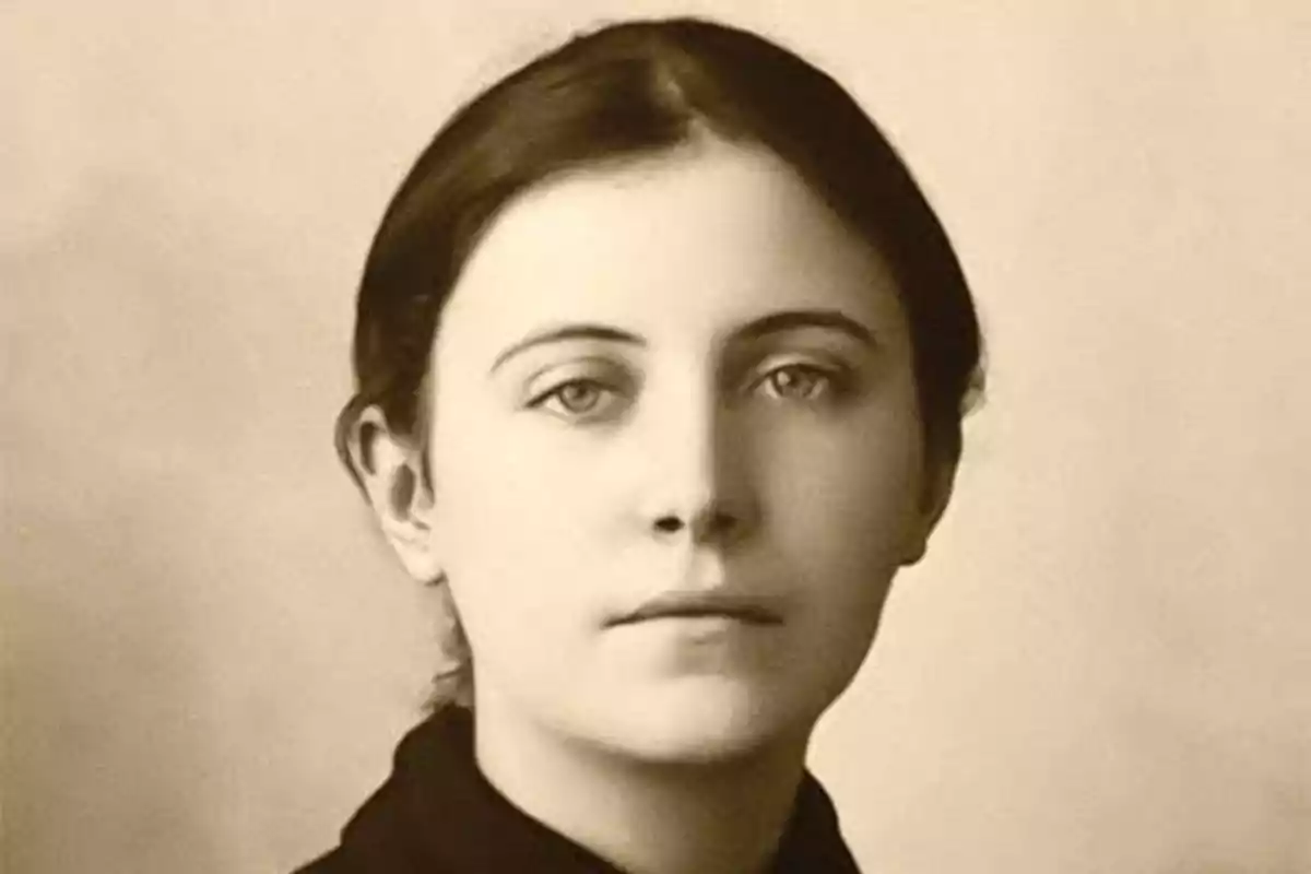 Retrat en blanc i negre d'una dona jove amb els cabells foscos recollits i expressió serena. Retrat en blanc i negre d'una dona jove amb els cabells foscos recollits i expressió serena.