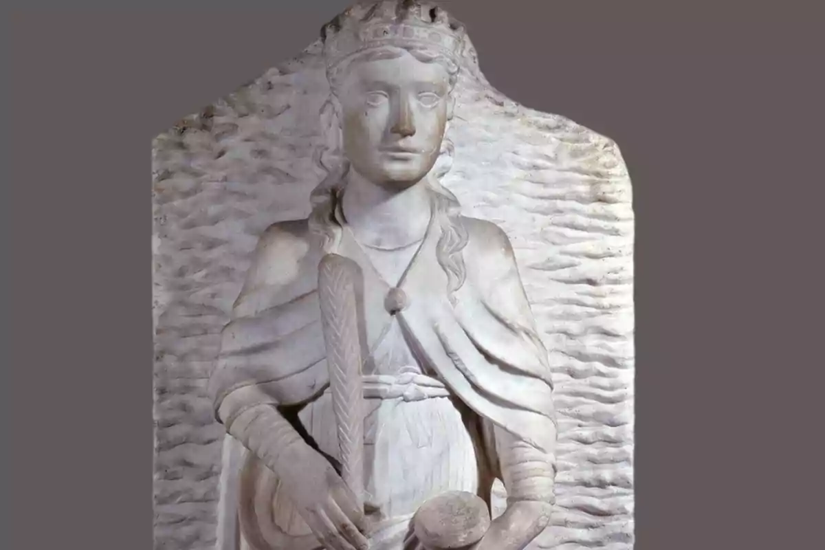Una escultura de marbre d'una figura femenina amb una corona i una palma a la mà. Una escultura de marbre d'una figura femenina amb una corona i una palma a la mà.