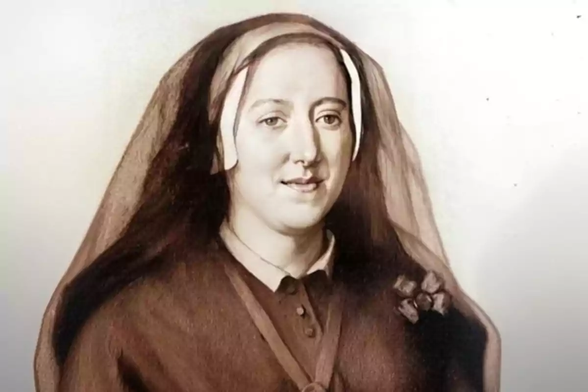 Retrat d’una dona amb vel fosc i vestimenta religiosa, mirant al front i somrient lleument