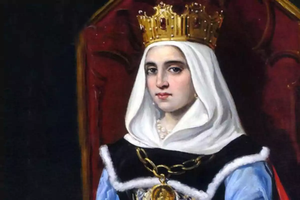 Retrat d’una reina medieval amb corona daurada i vestimenta elegant asseguda en un tron vermell