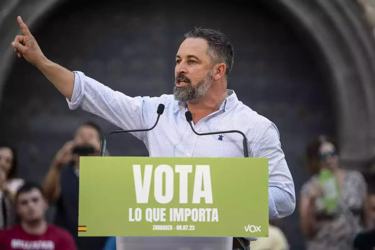 El líder de Vox i candidat a presidir el Govern, Santiago Abascal, intervé durant un acte de campanya electoral, a la Plaça de la Justícia de Saragossa