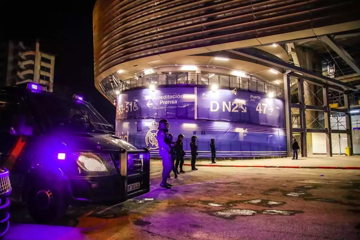 Agents de Policia envoltant l'Estadi Santiago Bernabéu
