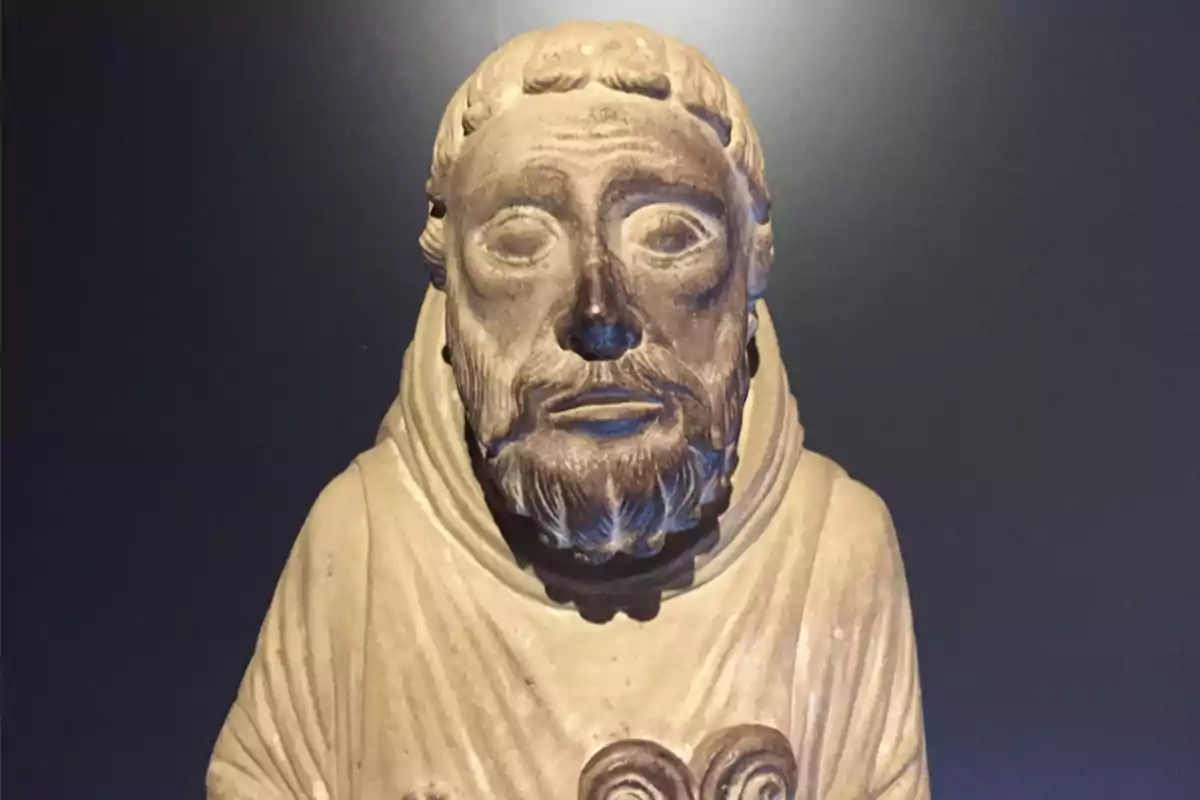 Escultura d'un monjo amb caputxa i barba en un fons fosc. Escultura d'un monjo amb caputxa i barba en un fons fosc.