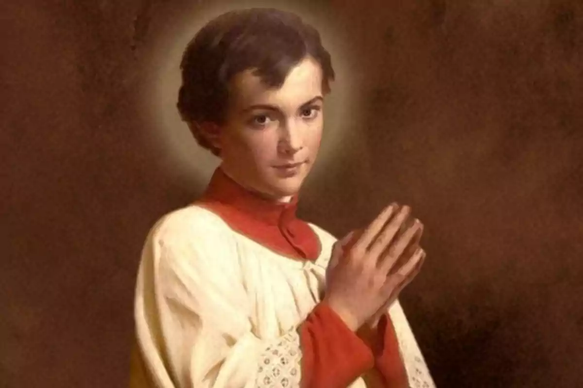 Un jove amb vestimenta religiosa i un halo sobre el seu cap està en actitud de pregària.
