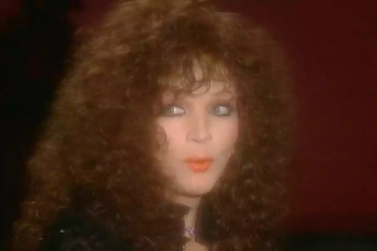 Sara Montiel amb cabell arrissat i expressió sorpresa en un fons fosc. Fragment de la sèrie documental 'Súper Sara'. Sara Montiel amb cabell arrissat i expressió sorpresa en un fons fosc. Fragment de la sèrie documental 'Súper Sara'.
