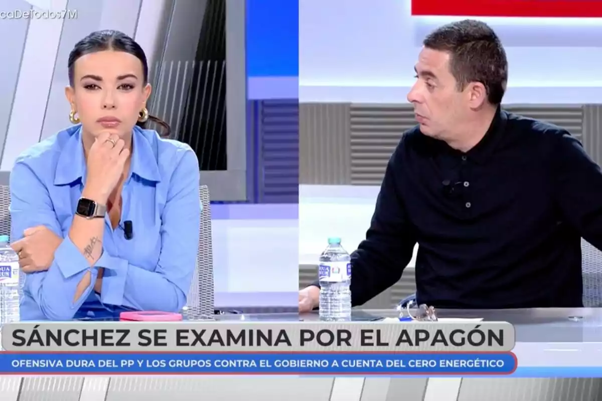 Antonio Naranjo i Sarah Santaolalla estan asseguts a 'En boca de todos', una dona amb camisa blava i un home amb camisa fosca, tots dos amb ampolles d'aigua sobre la taula i un rètol a la part inferior que esmenta un tema polític.