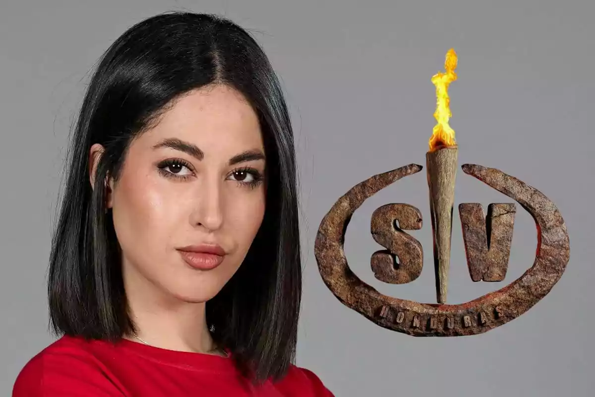 Samya Aghbalou con cabello oscuro y una camiseta roja junto a un logotipo con una antorcha encendida y las letras "SV" (Supervivientes).