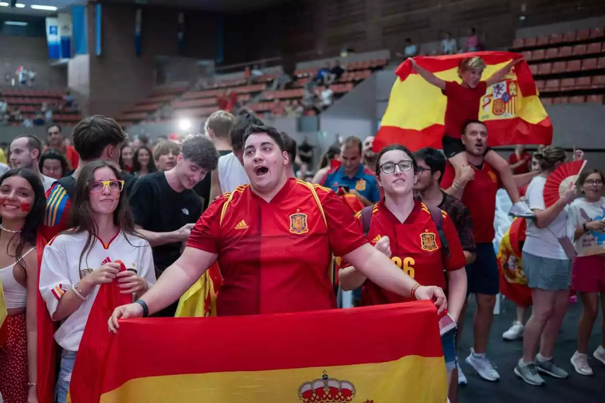 Diversos aficionats de la selecció espanyola animen l'equip en un pavelló de la Vall d'Herbon, lluint samarretes de la selecció i banderes espanyoles