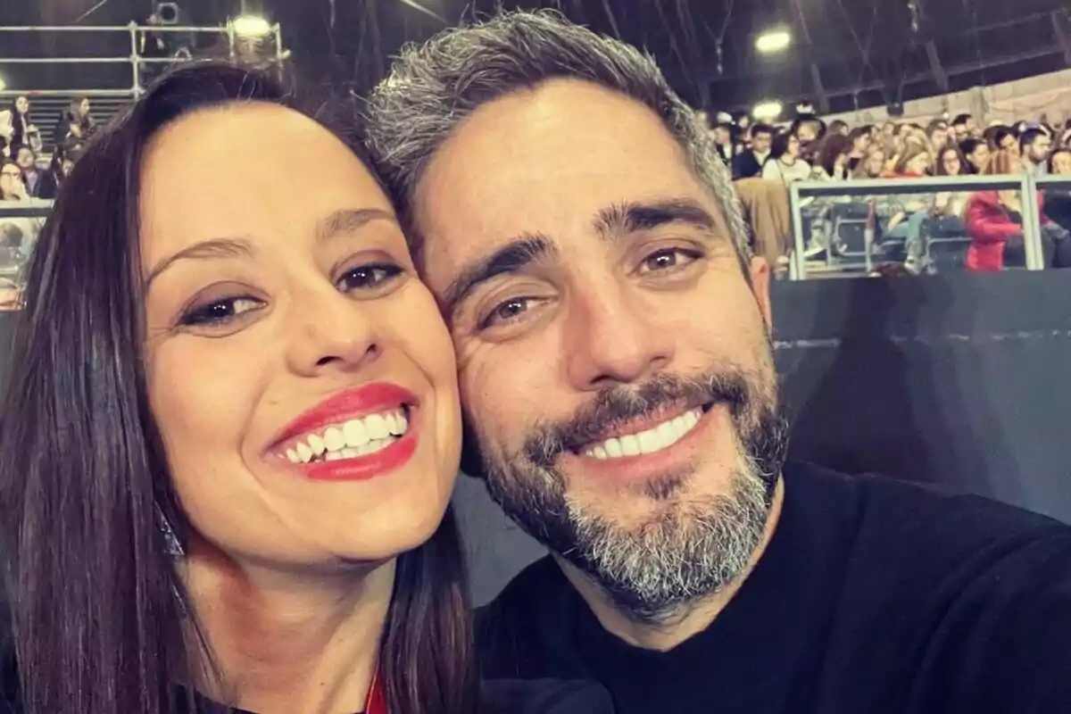 Selfie de la parella formada per Roberto Leal i Sara Rubio, tots dos somrient a la càmera en primer pla