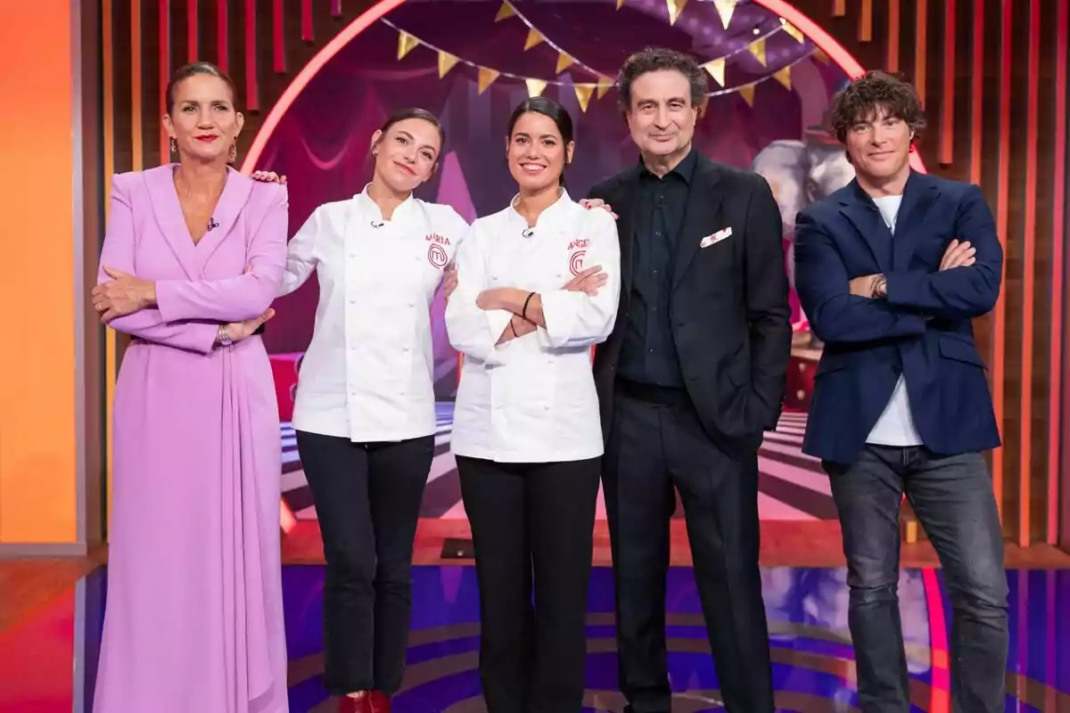 Pepe Rodríguez, Jordi Cruz i Samantha Vallejo-Nágera posant en un set de MasterChef Junior, dues porten jaquetes de xef blanques.