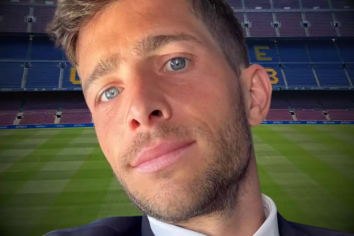Sergi Roberto posant per a un selfie amb el Camp Nou de fons