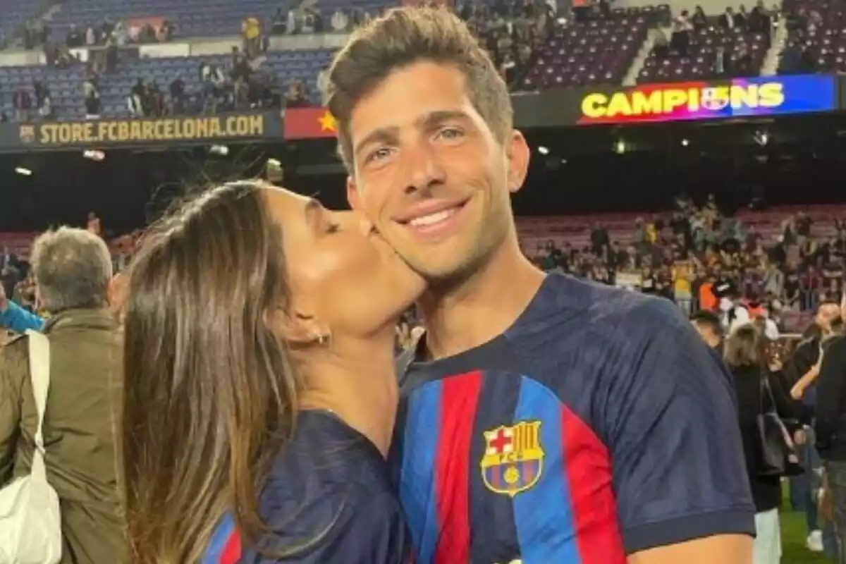 Sergio ROberto i la seva dona, Coral Simanovich celebrant el títol de Lliga del FCBarcelona al maig de 2023