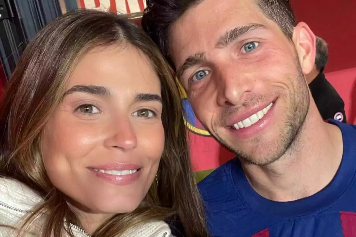 Sergi Roberto i Coral Simanovich posant junts en una fotografia tipus selfie