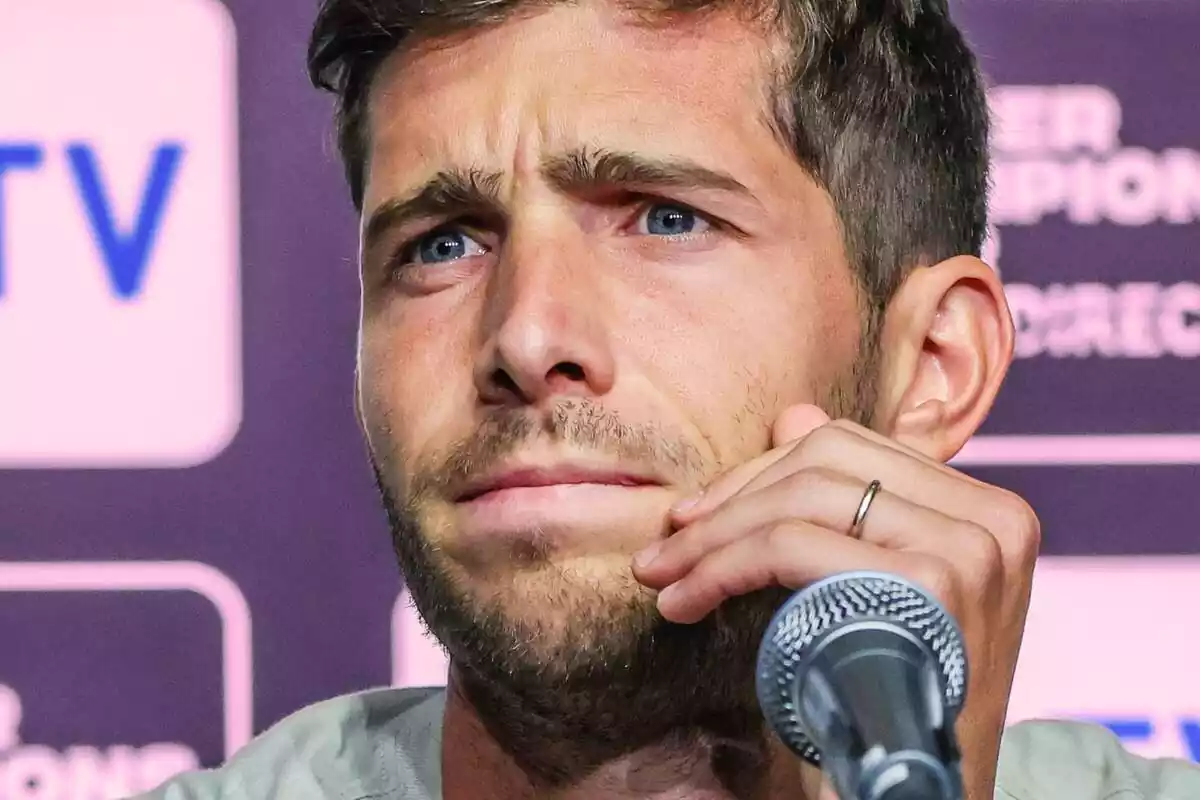 Sergi Roberto amb el fons rosa responent una pregunta