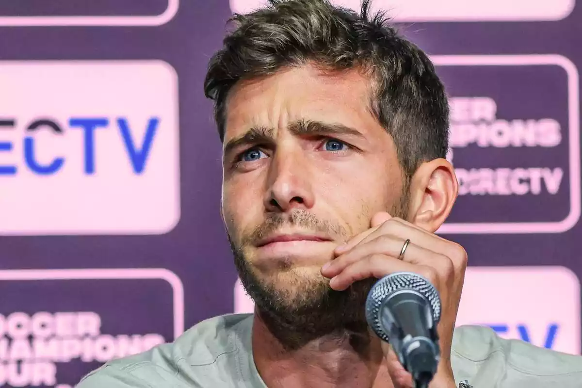 Sergi Roberto a sala de premsa amb un fons rosa