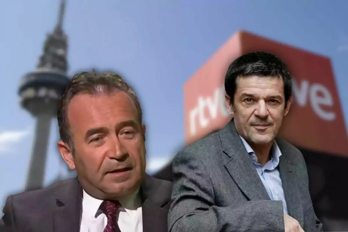 Dos homes en vestit davant d'un fons amb una torre i el logotip de RTVE.