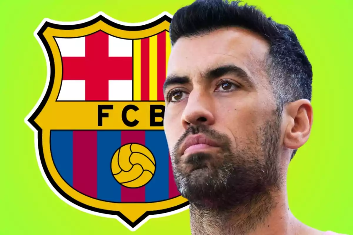 Un home amb barba davant de l'escut del FC Barcelona sobre un fons verd.