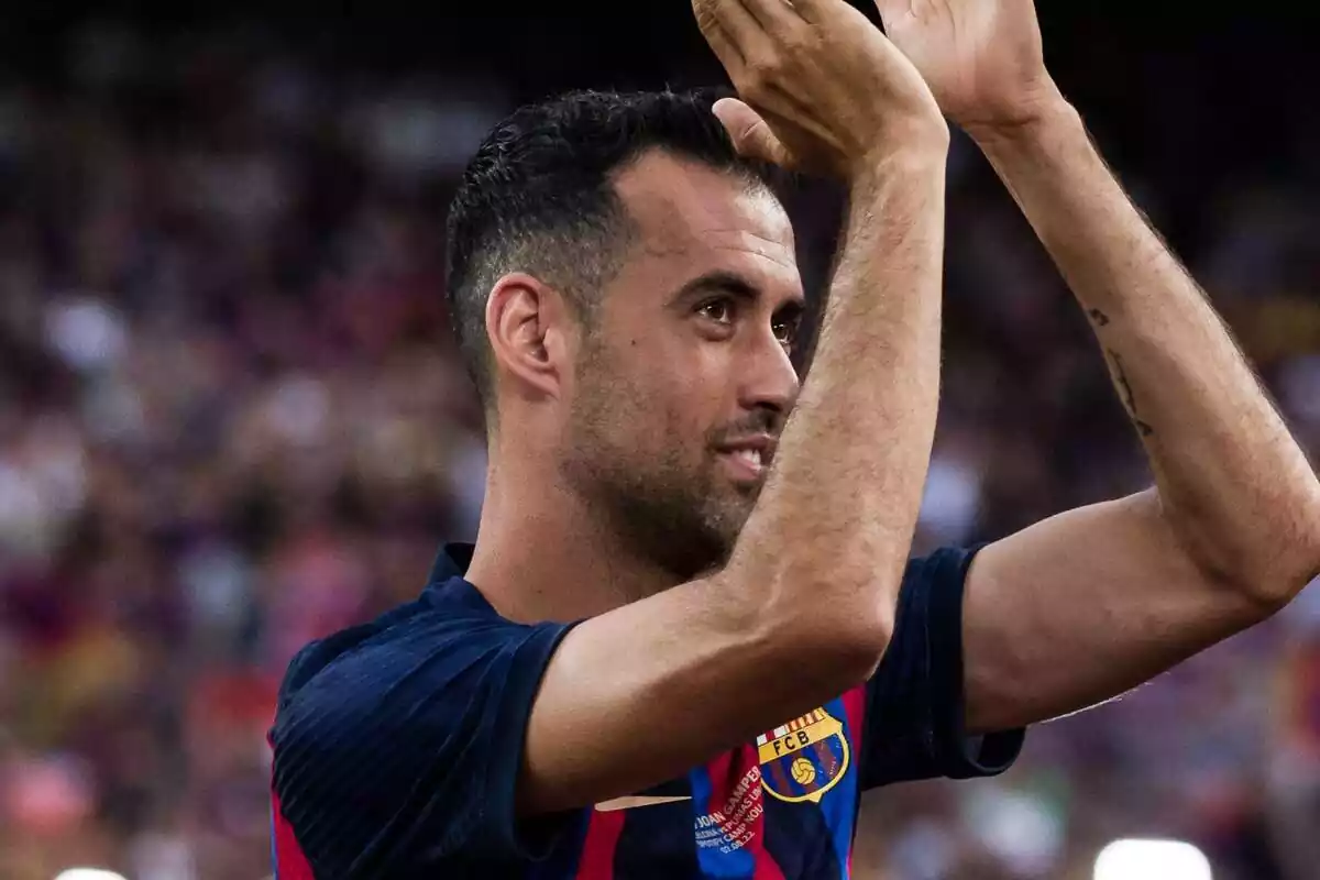 Sergio Busquets foto primer pla mentre aplaudeix