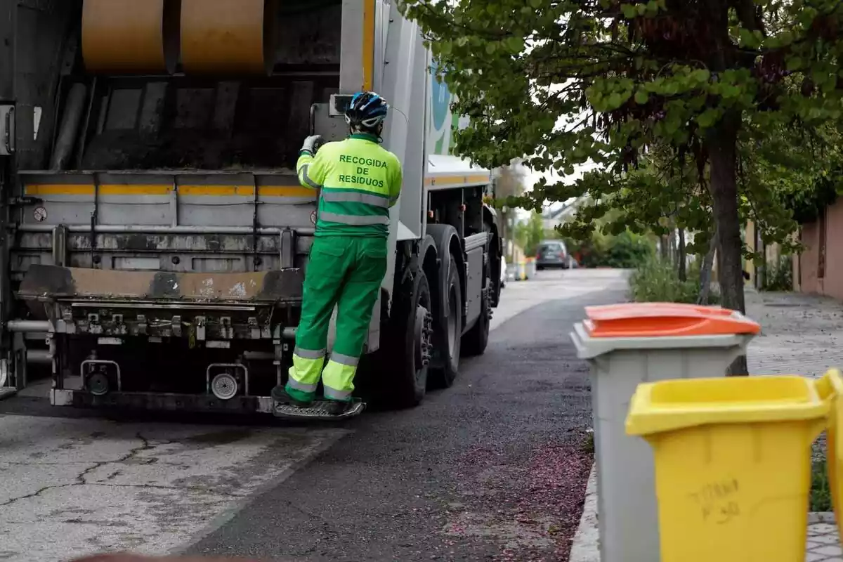 Camió del servei de neteja al carrer