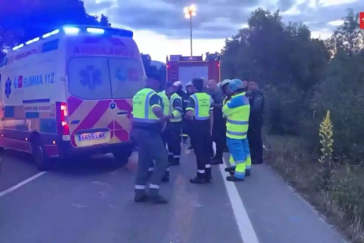 Serveis d'emergència amb la Guàrdia Civil i els bombers a la carretera de Collado Villalba