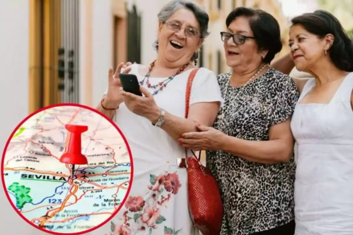 Tres dones mirant un telèfon i rient pel carrer amb una imatge d'un mapa amb la localització de Sevilla