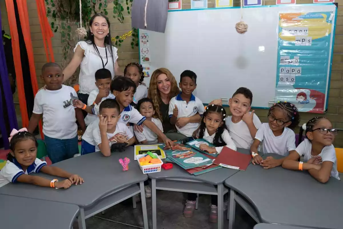 Shakira posant somrient amb els nens de la nova escola inaugurada a Barranquilla gràcies a l'ajuda de la fundació La Caixa