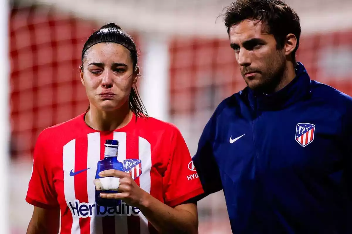 Sheila Guijarro plorant amb una ampolla d'aigua a la mà després de rebre un cop de colze al partit contra el Reial Madrid