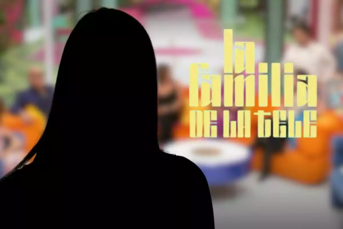 Una silueta negra d'Alba Carrillo es troba davant d'un fons acolorit i desenfocat amb el text "La família de la tele" en lletres grans i grogues.