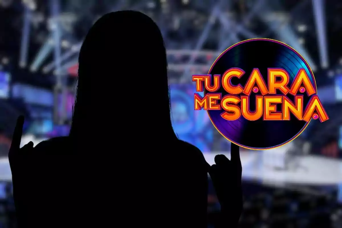 Silueta de Ana Guerra con el logo del programa "Tu Cara Me Suena" sobre un fondo de escenario iluminado.