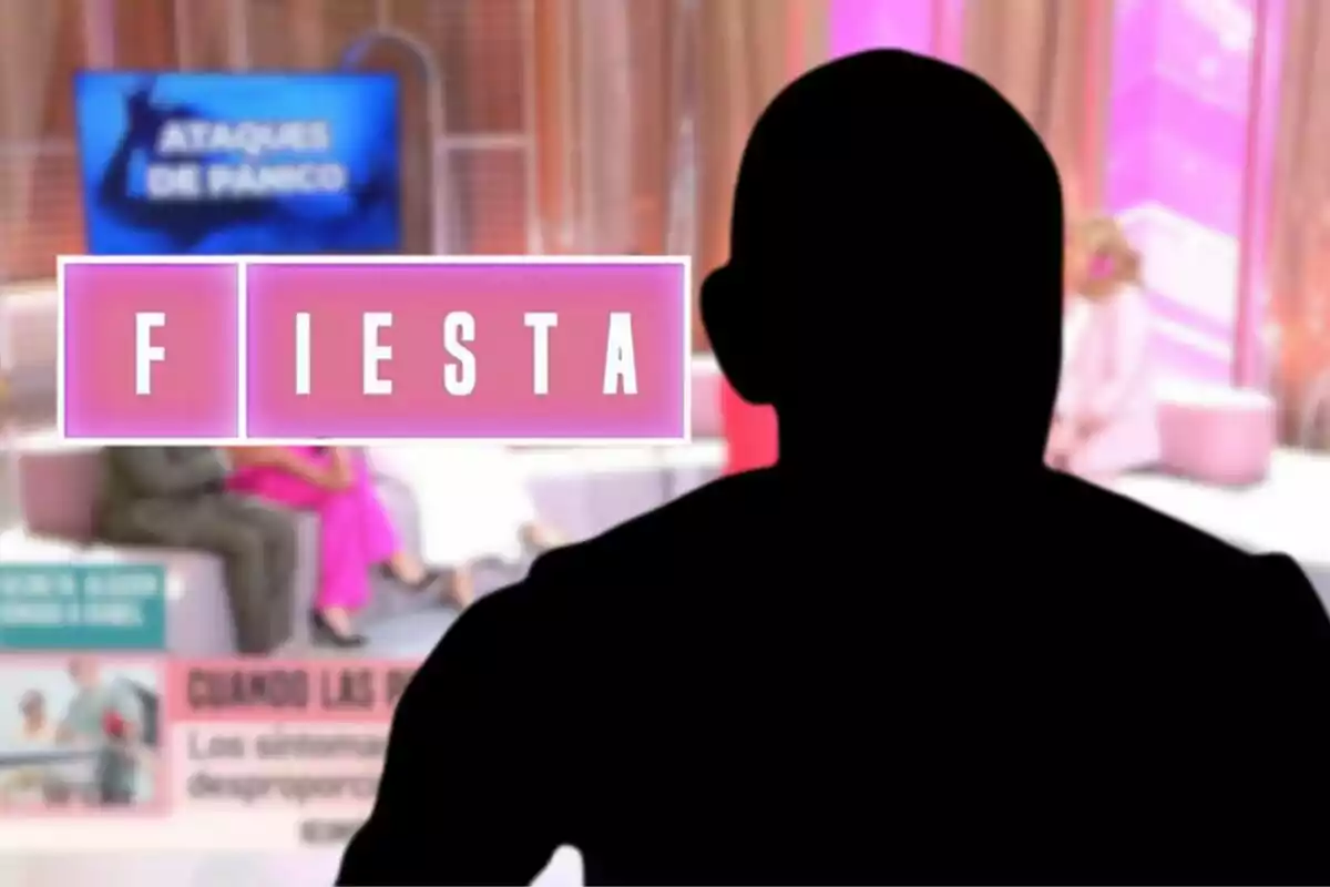 Una silueta negra en primer plano con el texto "FIESTA" en letras blancas sobre un fondo rosa, mientras que en el fondo se observa un set de televisión con personas sentadas y un cartel que dice "ATAQUES DE PÁNICO".