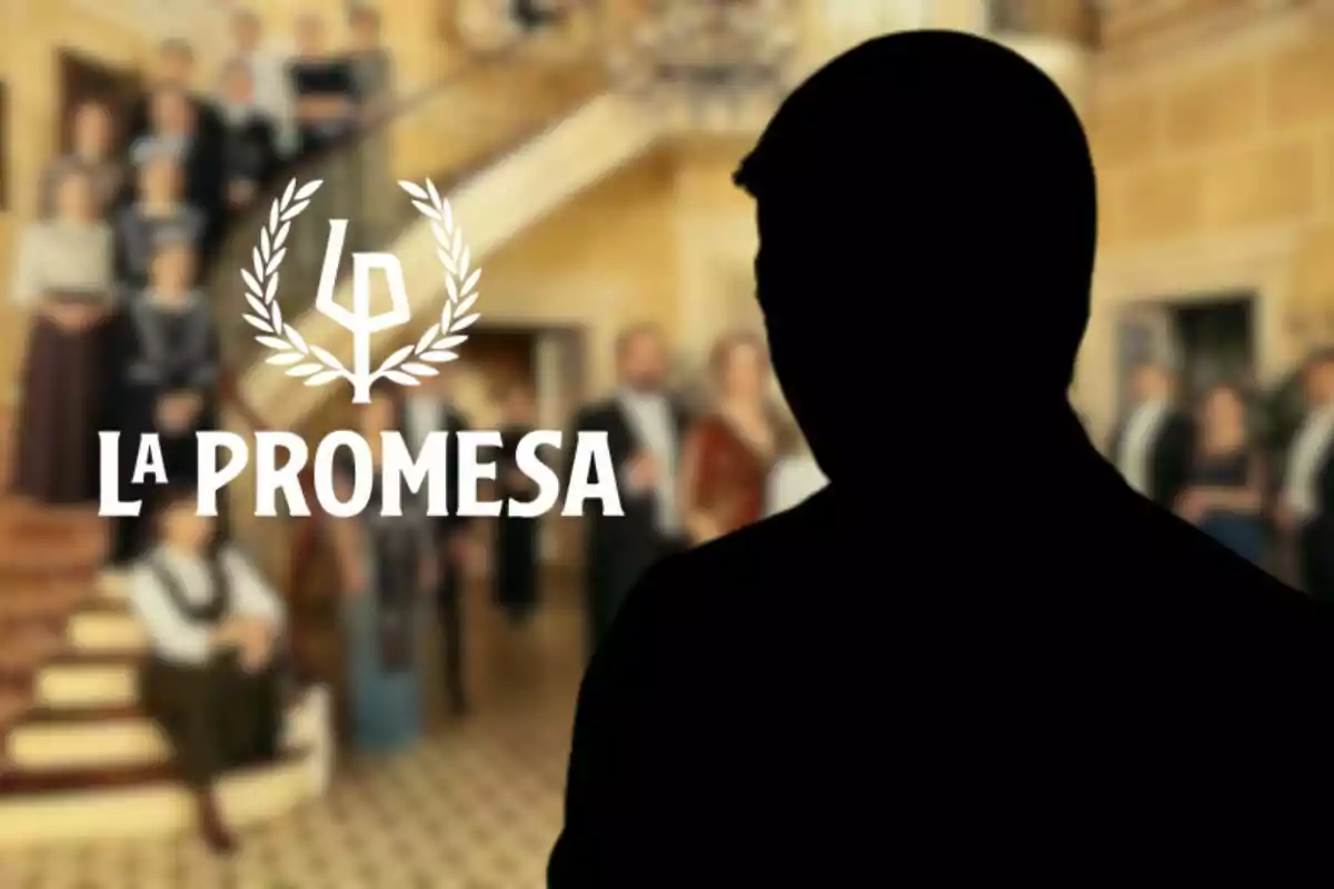 Una silueta fosca es destaca davant d'un grup de persones en un ambient elegant amb una escala al fons i el text “La Promesa” al costat d'un símbol de llorer.