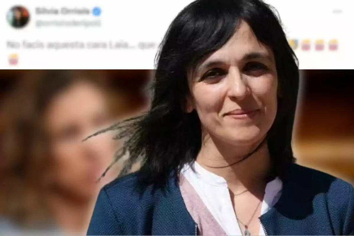 Una dona amb cabell fosc i una jaqueta blava apareix en primer pla, mentre que al fons es pot veure un tweet desenfocat.