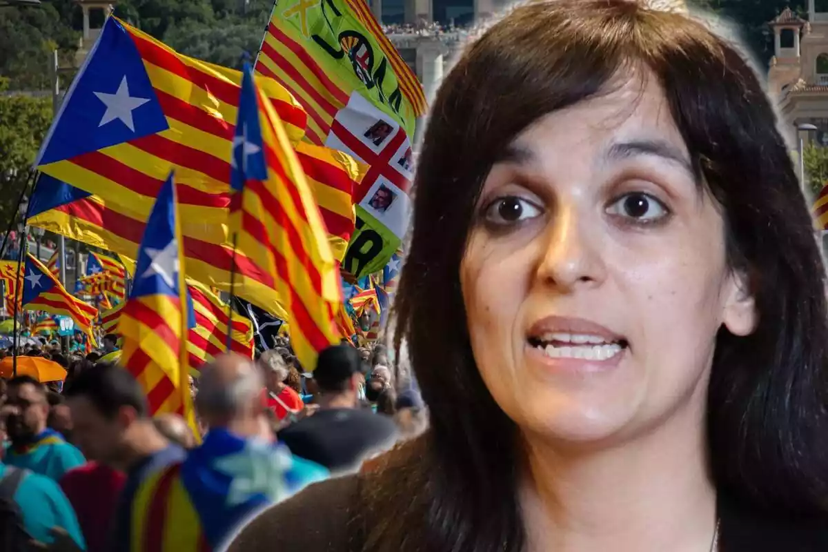 Muntatge amb un primer pla de Sílvia Orriols parlant i de fons una imatge d'una manifestació independentista amb diverses banderes estelades