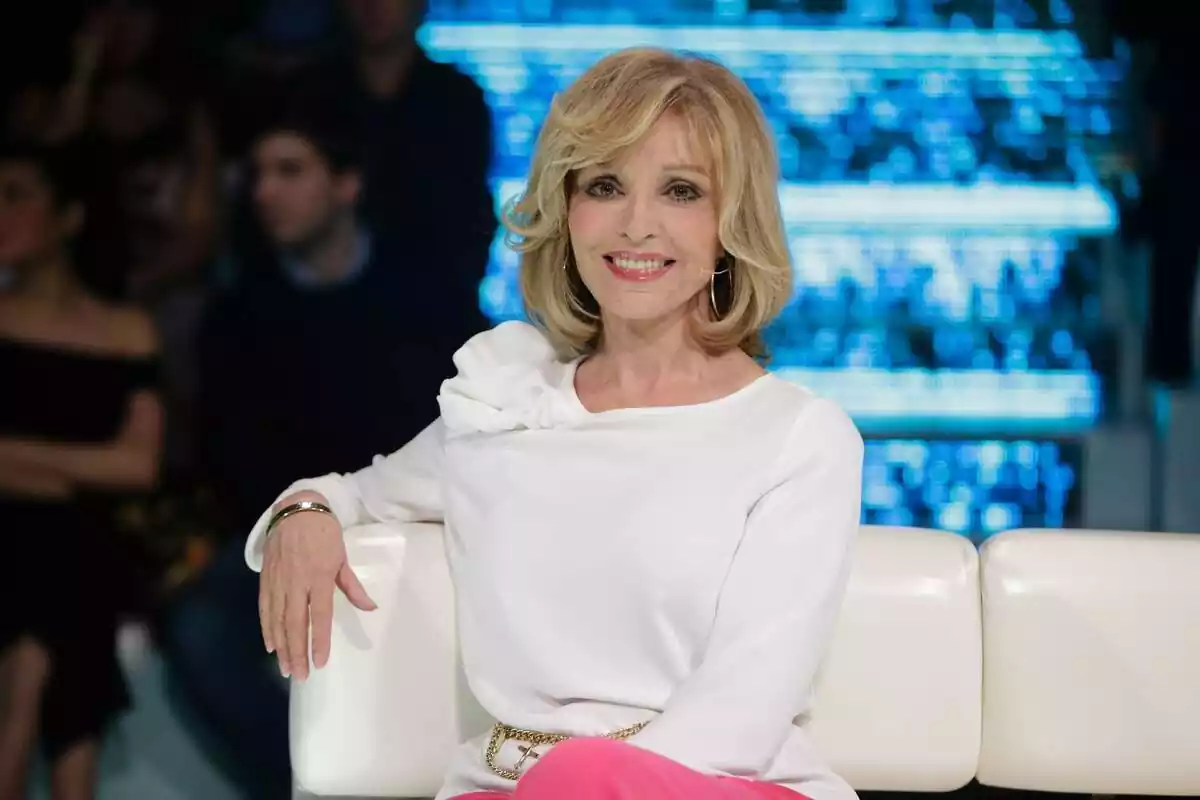 Silvia Tortosa somrient asseguda en un plató de televisió Silvia Tortosa somrient asseguda en un plató de televisió