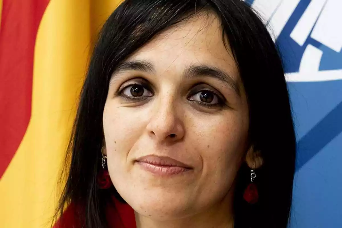 Primer pla de Sílvia Orriols amb la bandera catalana de fons
