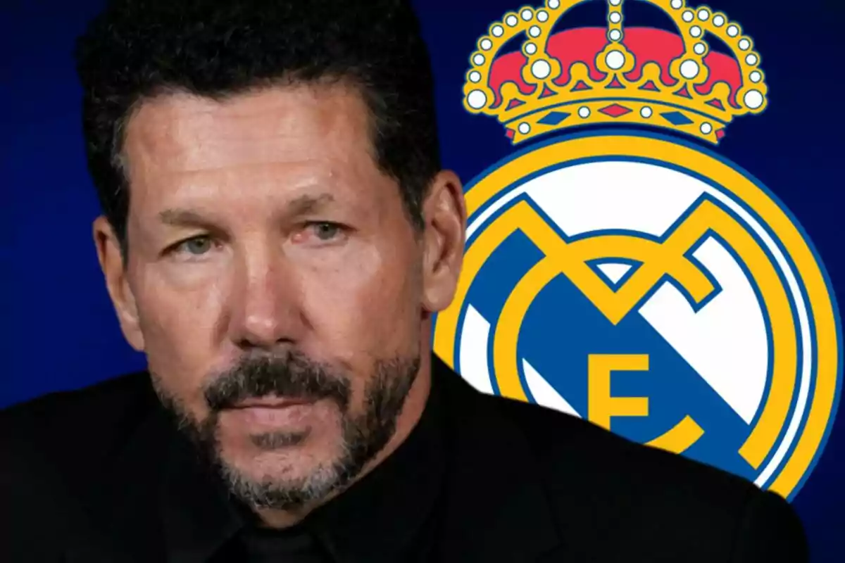 Un home amb barba i cabell fosc apareix davant d'un escut d'un equip de futbol amb una corona a la part superior.