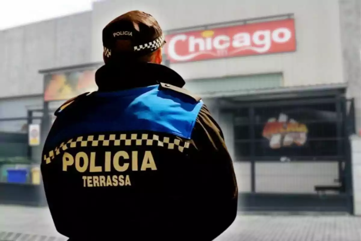 Un agent de policia d'esquena amb un uniforme blau i negre davant d'un edifici amb un cartell que diu "Chicago".