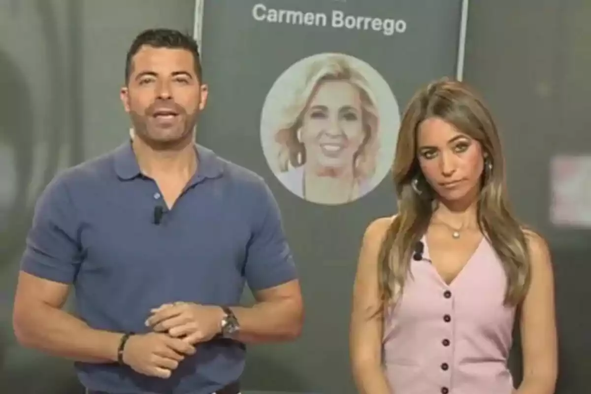 Antonio Santana i María Verdoy estan drets davant de la pantalla de Socialité que mostra la imatge d'una dona amb el nom "Carmen Borrego".