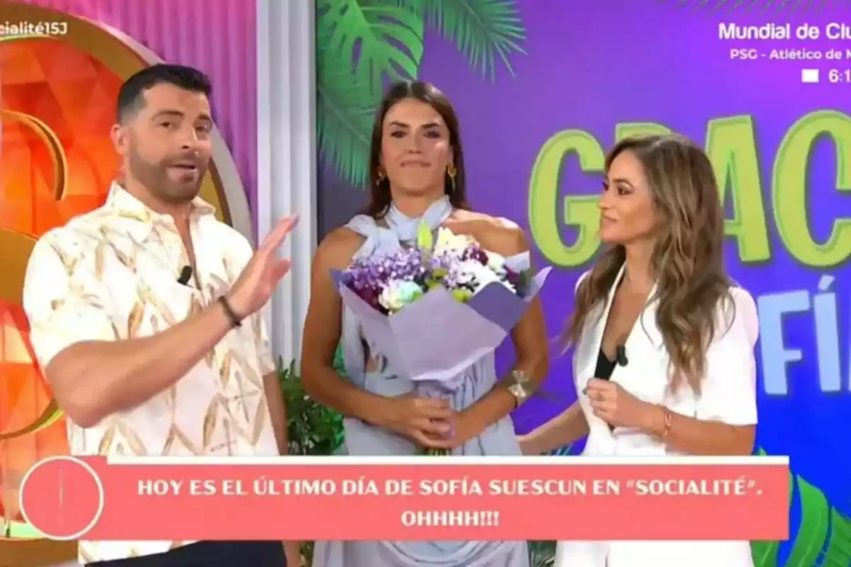 Antonio Santana, Sofía Suescun i María Verdoy, persones en un plató de Socialité colorit, una d’elles sosté un ram de flors i hi ha un missatge a la pantalla anunciant l’últim dia de Sofía Suescun al programa Socialité. Antonio Santana, Sofía Suescun i María Verdoy, persones en un plató de Socialité colorit, una d’elles sosté un ram de flors i hi ha un missatge a la pantalla anunciant l’últim dia de Sofía Suescun al programa Socialité.
