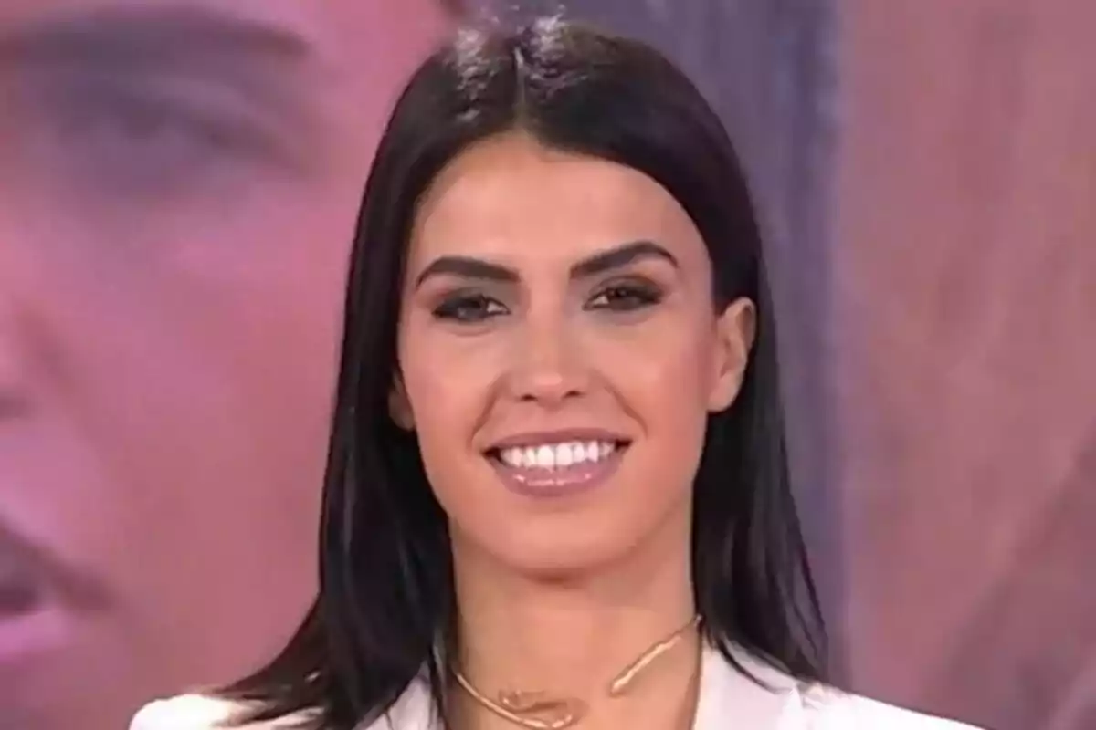 Sofía Suescun con cabello oscuro y sonrisa frente a un fondo borroso en Socialité.