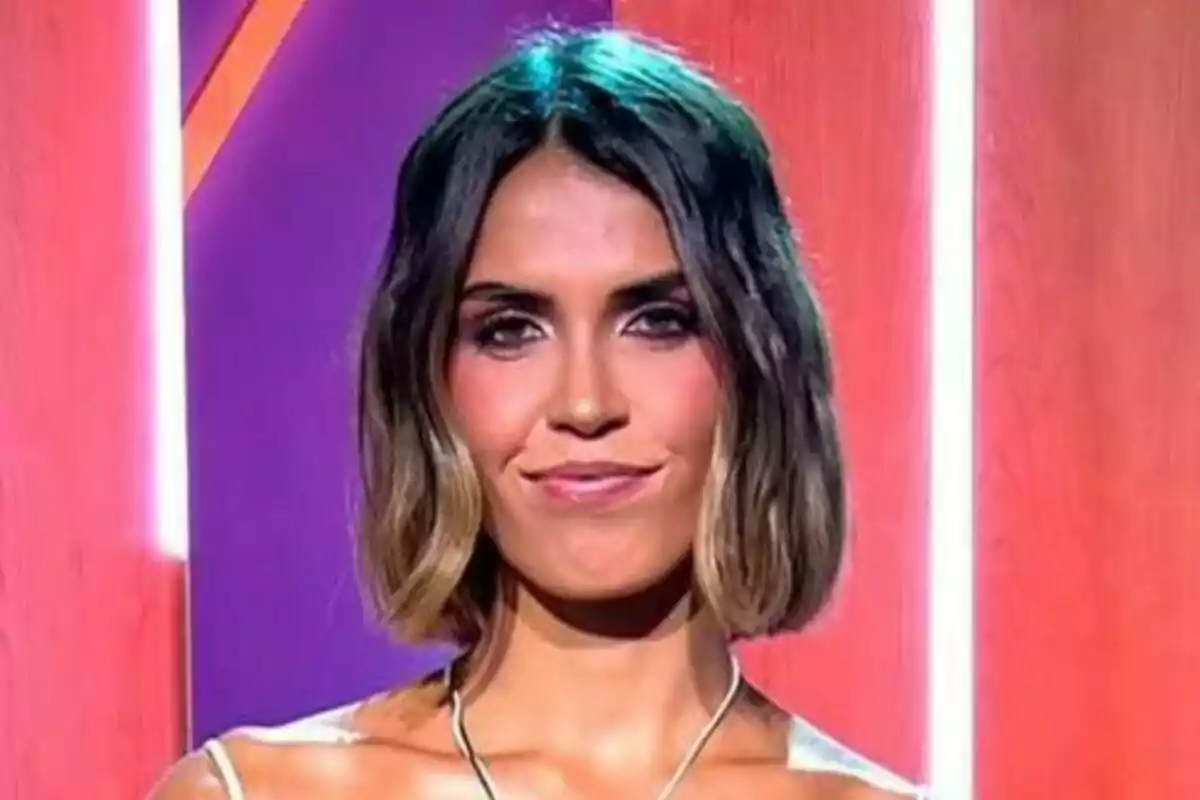 Sofía Suescun con cabello corto y oscuro en un entorno iluminado con luces de neón.