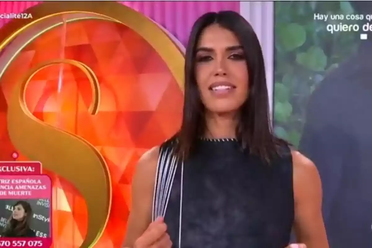 Sofía Suescun al plató de 'Socialité', somrient i amb un vestit negre sense mànigues Sofía Suescun al plató de 'Socialité', somrient i amb un vestit negre sense mànigues